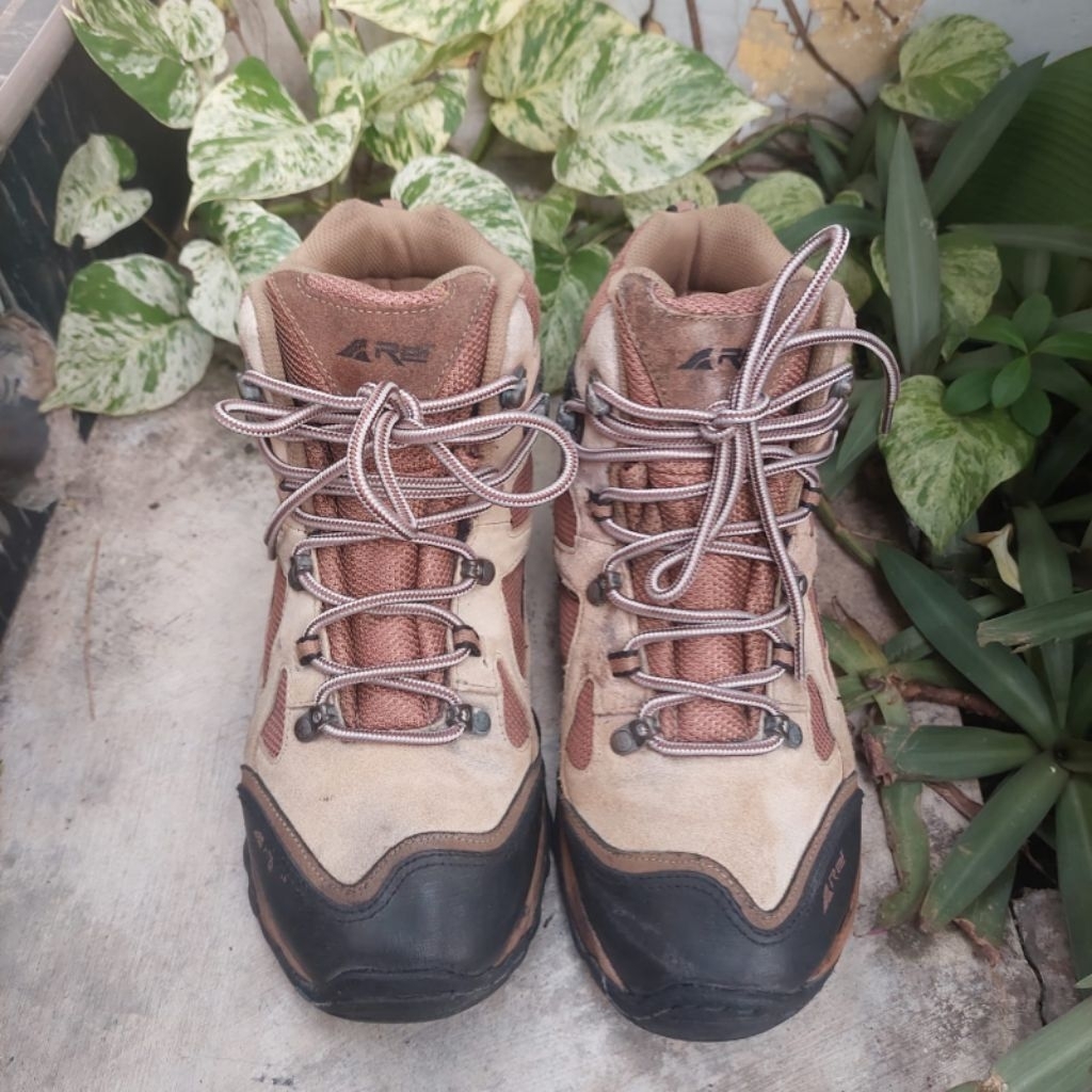 sepatu gunung second Arei size 43(28cm)