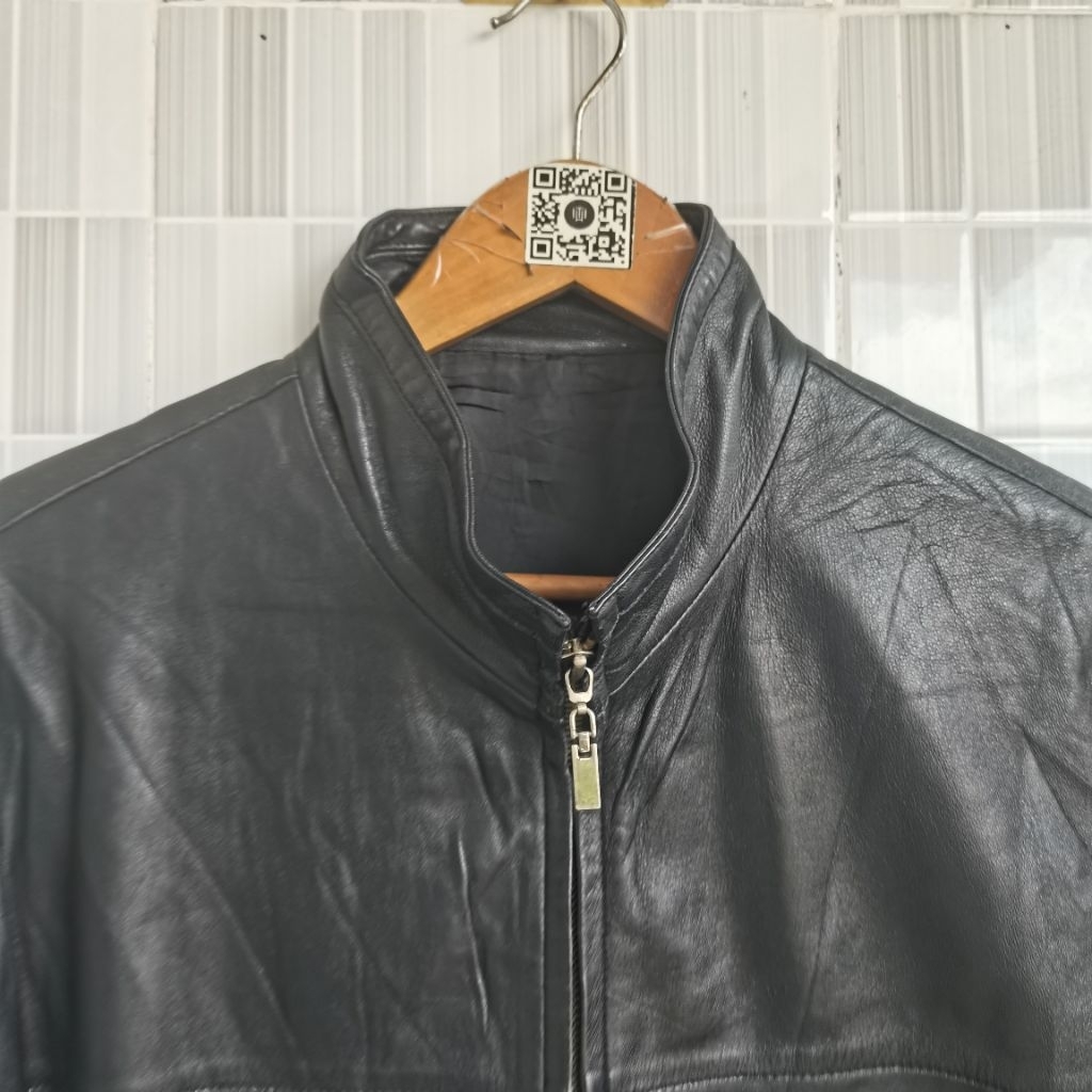 1095. JAKET KULIT DOMBA ITALY SIZE L      PRELOVED.
.
HARGA PAS GRATIS ONGKIR
.
.
.
LEBAR 55 CM
PANJ