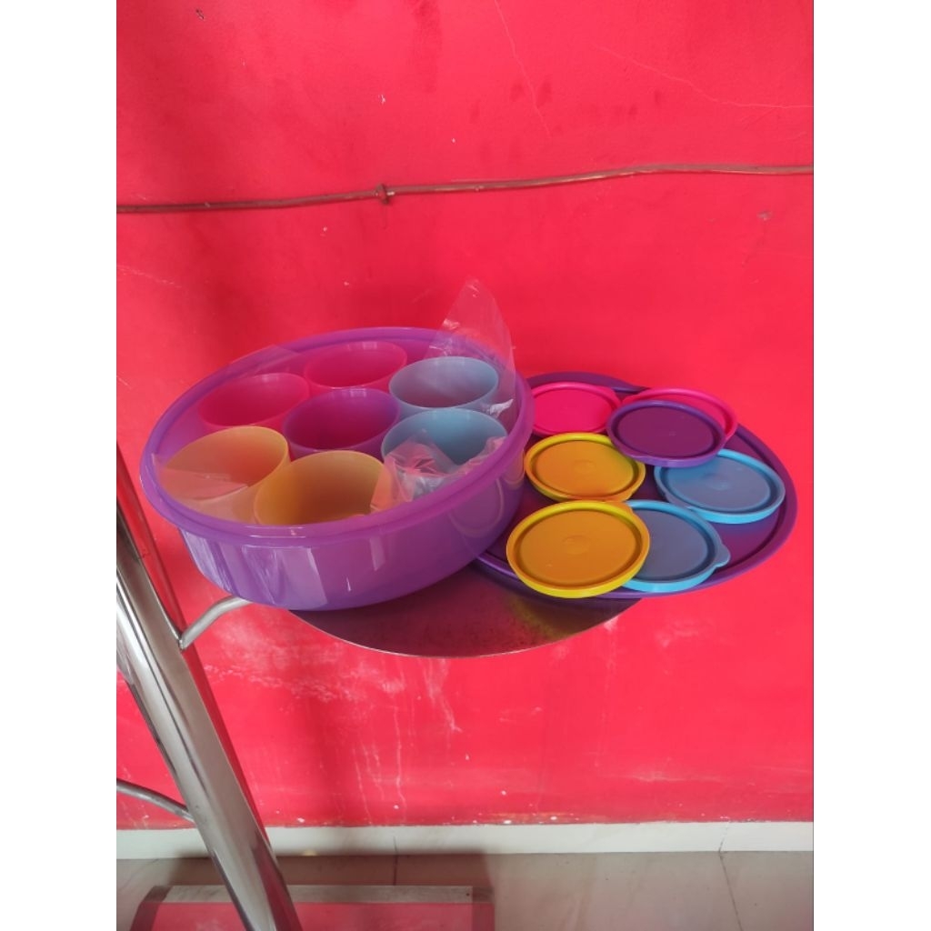 7 CIRCLE CONTAINER Tupperware