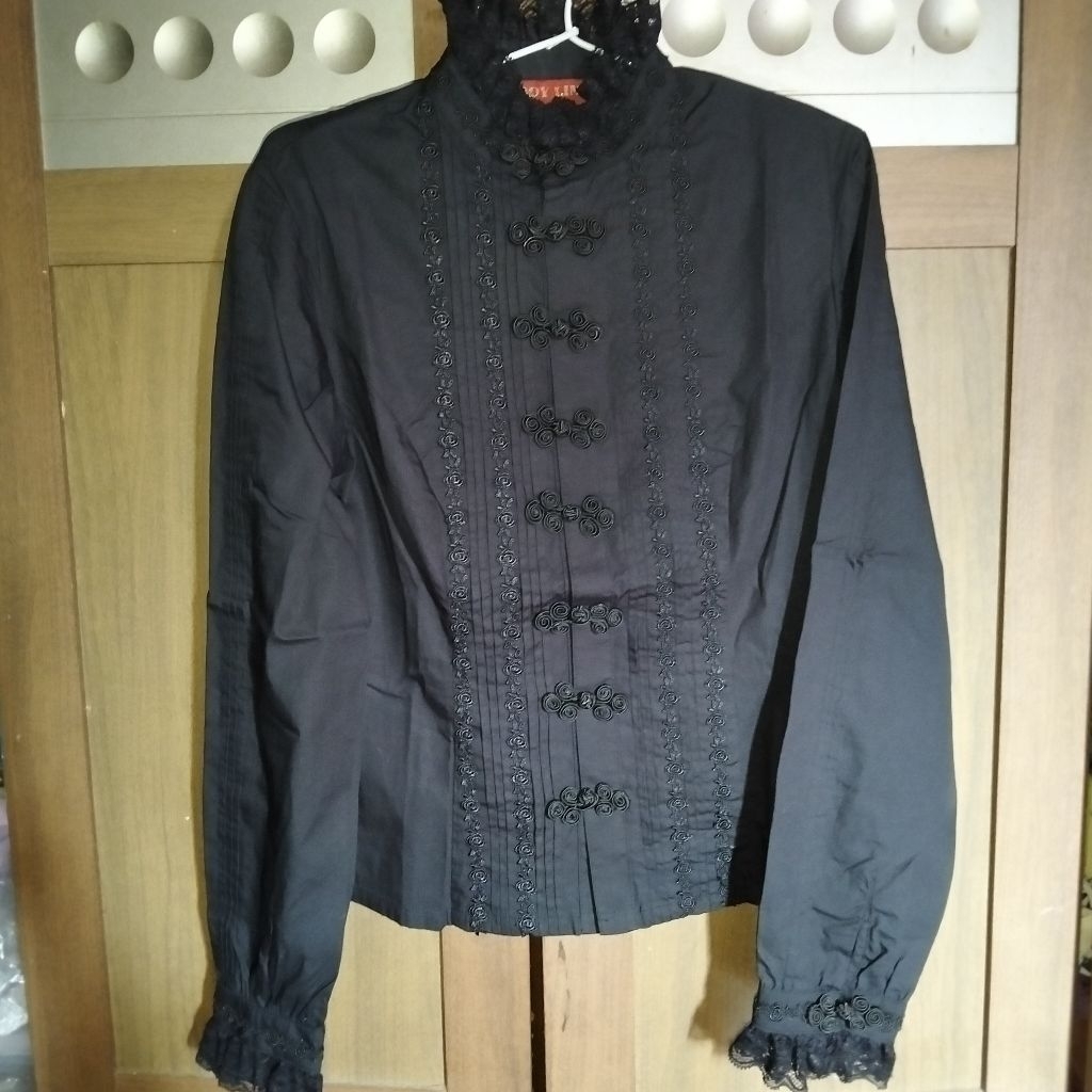 Black blouse bodyline