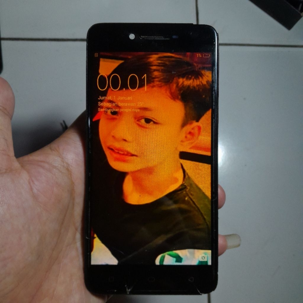 LCD pecah dikit AGA KUNING +KAMERA +PERANGKAT OPPO A37 ORIGINAL CABUTAN