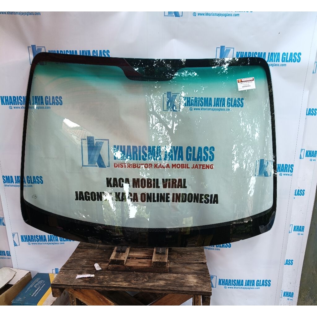 KACA DEPAN HYUNDAI TRAJET