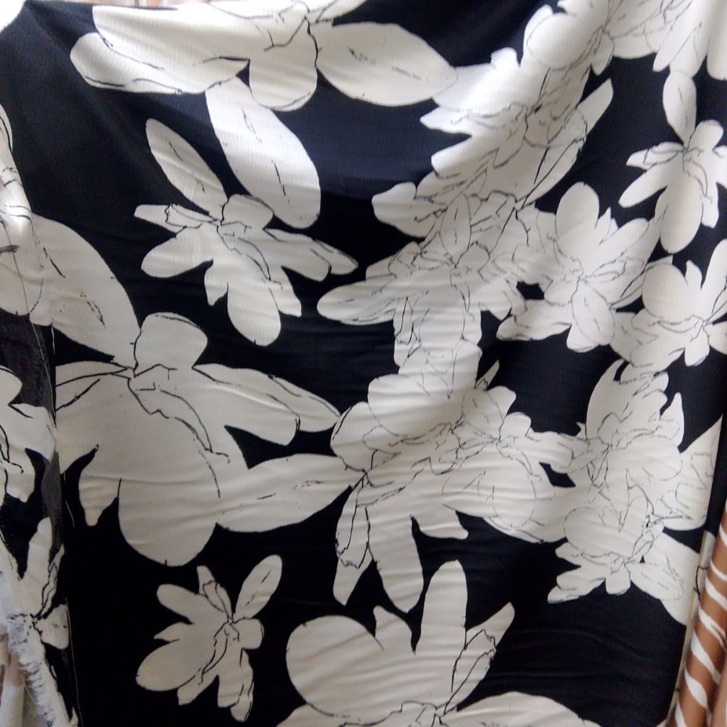 Kain Satin Silk Motif Bunga Lily Hitam Putih | Bahan Blouse Atasan Wanita / Piyama Premium | Satin H