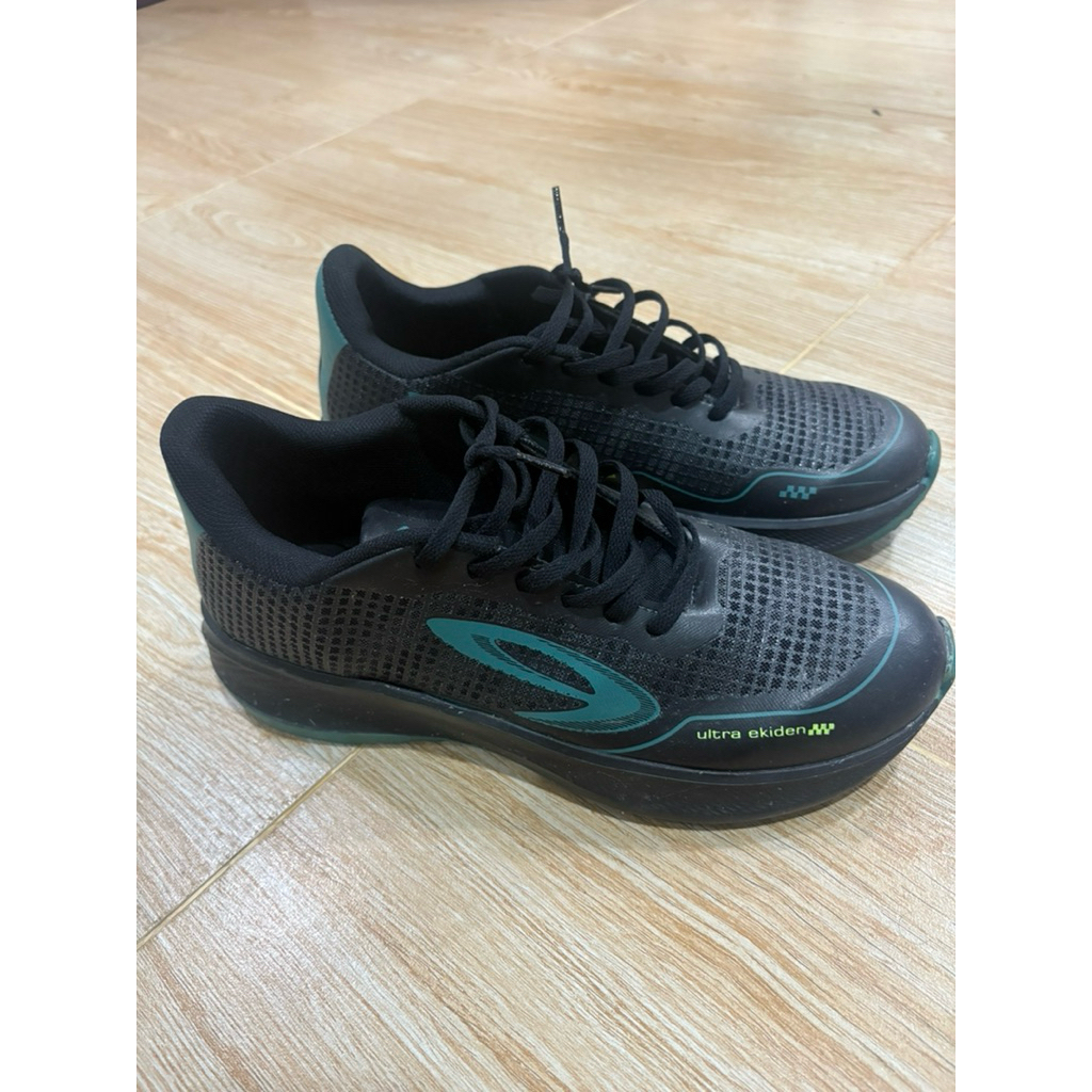 Sepatu running 910 uk 42 EU