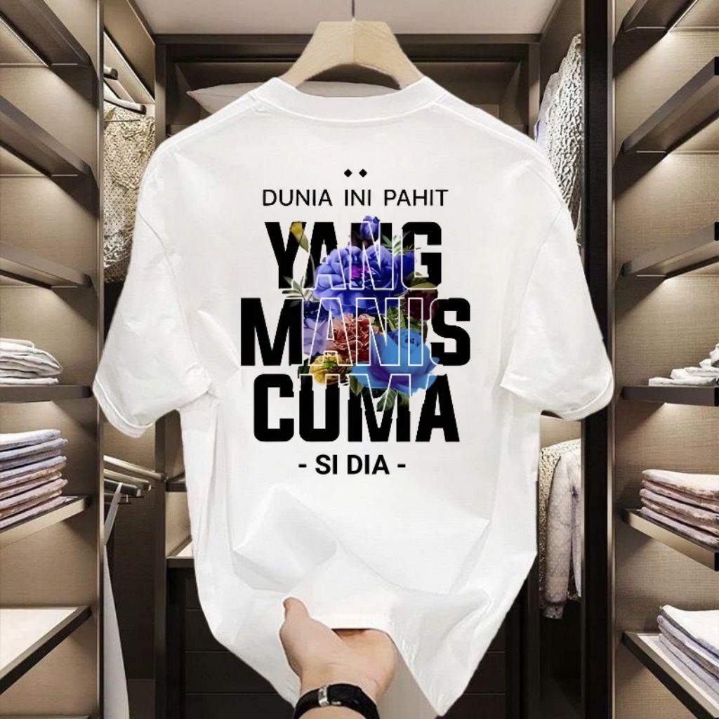 Kaos Dunia Ini Pahit Yang Manis Cuma Senyum Si Dia – T-Shirt Kata-Kata Viral Sablon Distro Pria Dewa