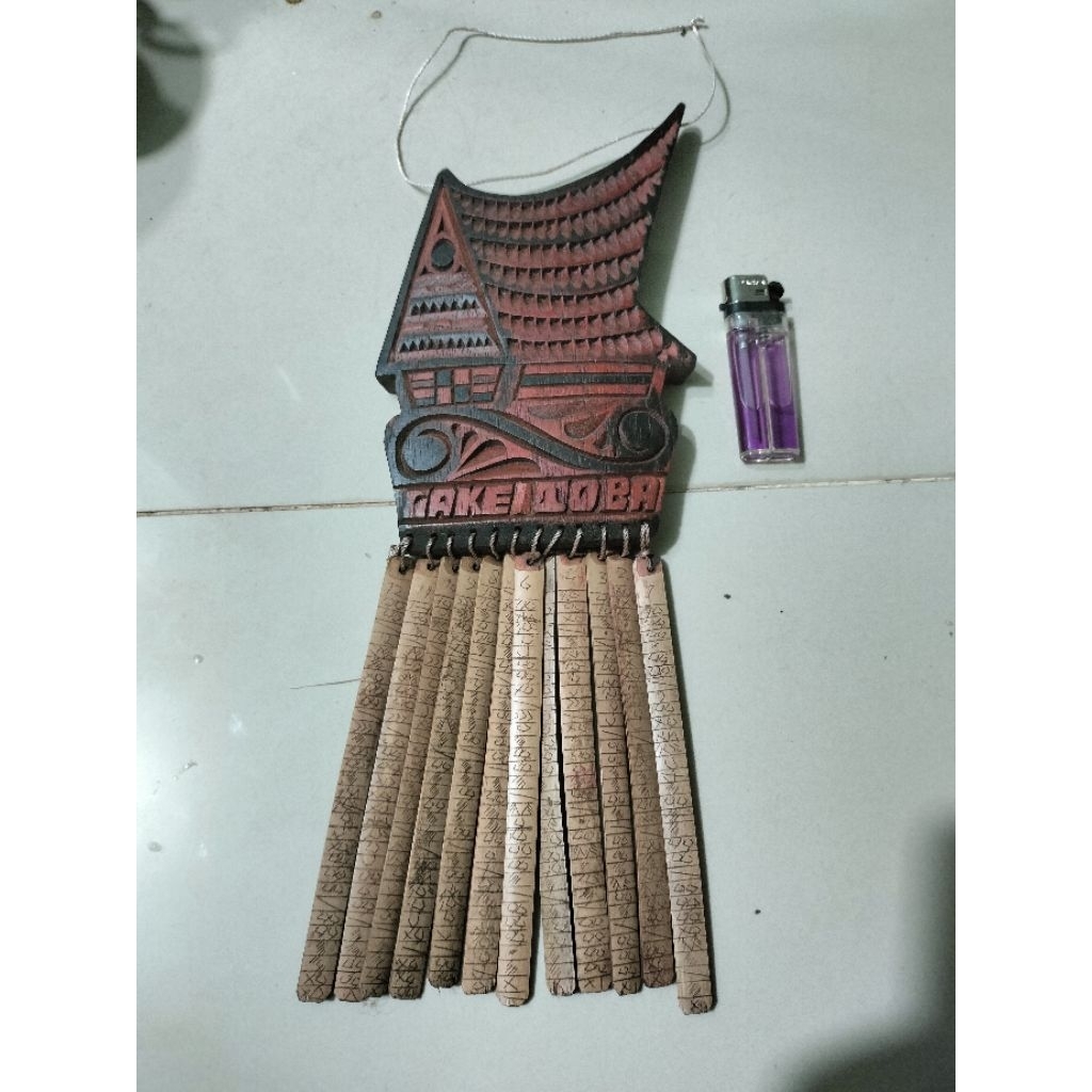 Kalender antik Batak dari kayu berukir