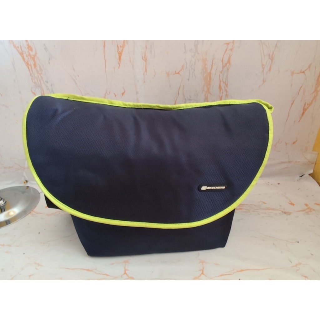 Tas Selempang Skechers Casual – Cocok untuk Jalan, Nongkrong & Traveling