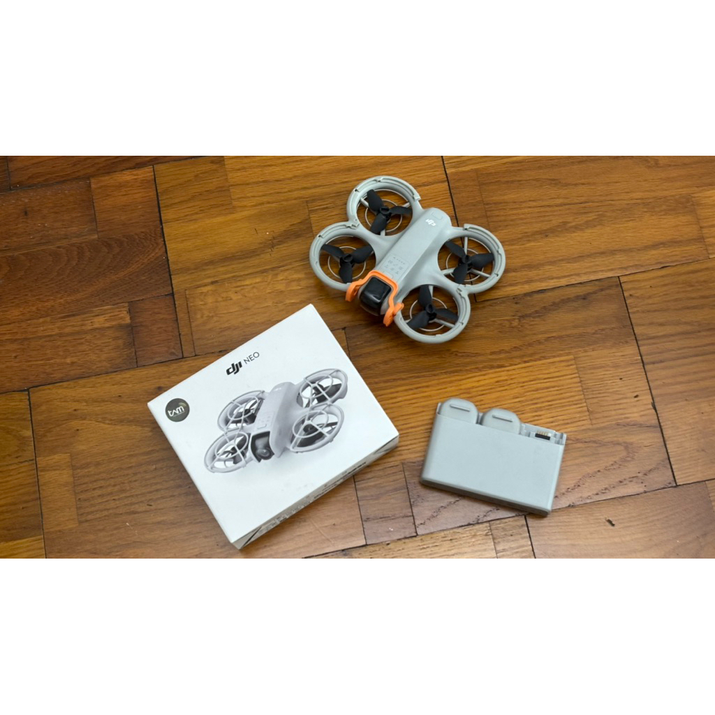 DJI Neo drone + 2 batere + charger - bekas