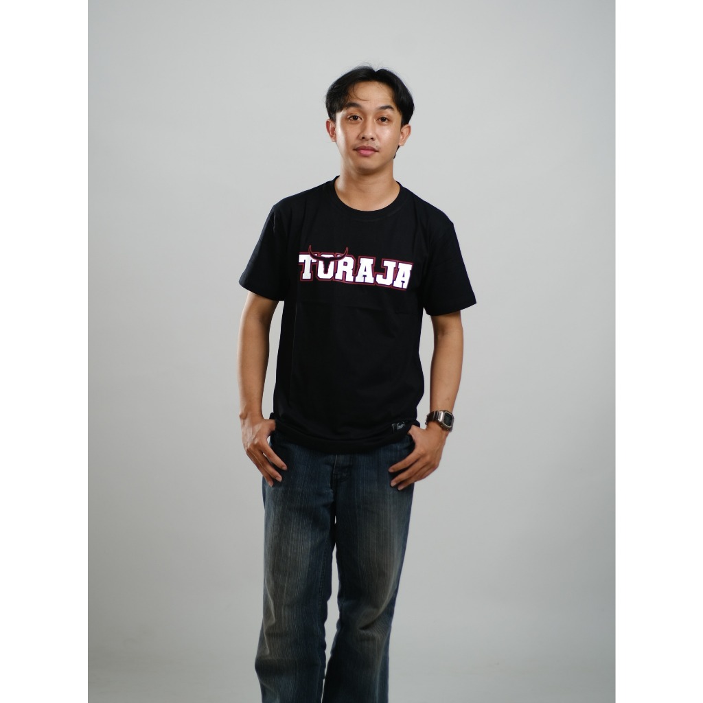 Kaos Distro Toraja Motif Tulisan Toraja Outline SLT 085 – Kaos Solata Pria Wanita | Combed 24s Premi