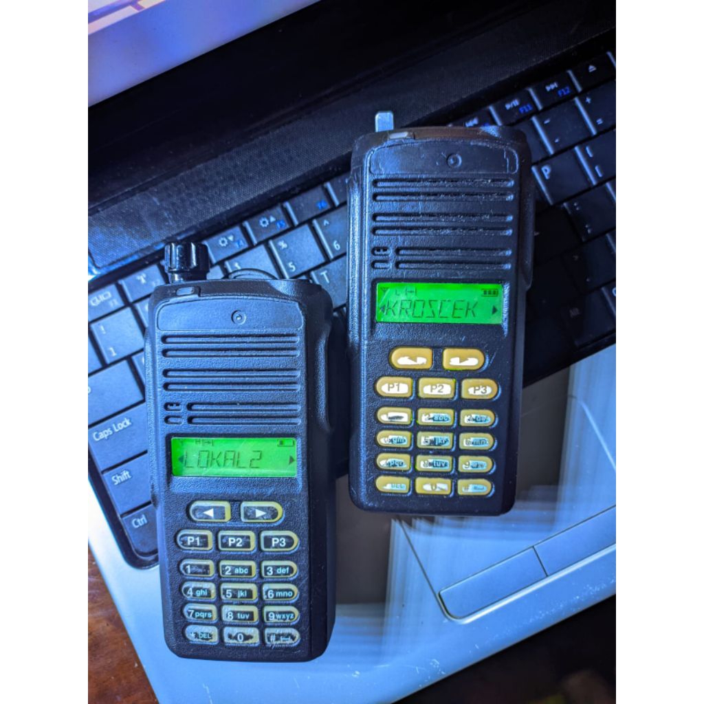2 Unit HT Motorola Cp1660 VHF & Motorola UHF 1