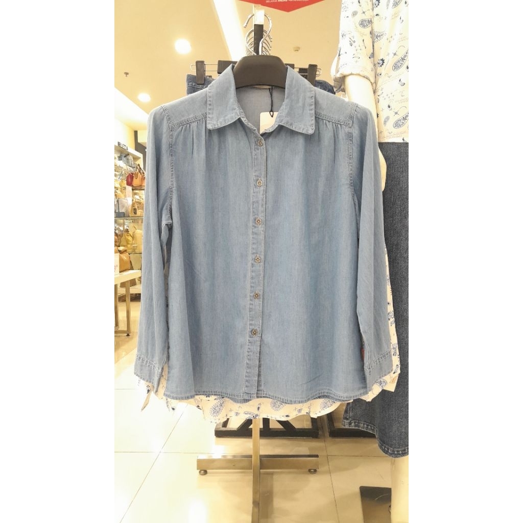 Kemeja denim wanita brand DUST