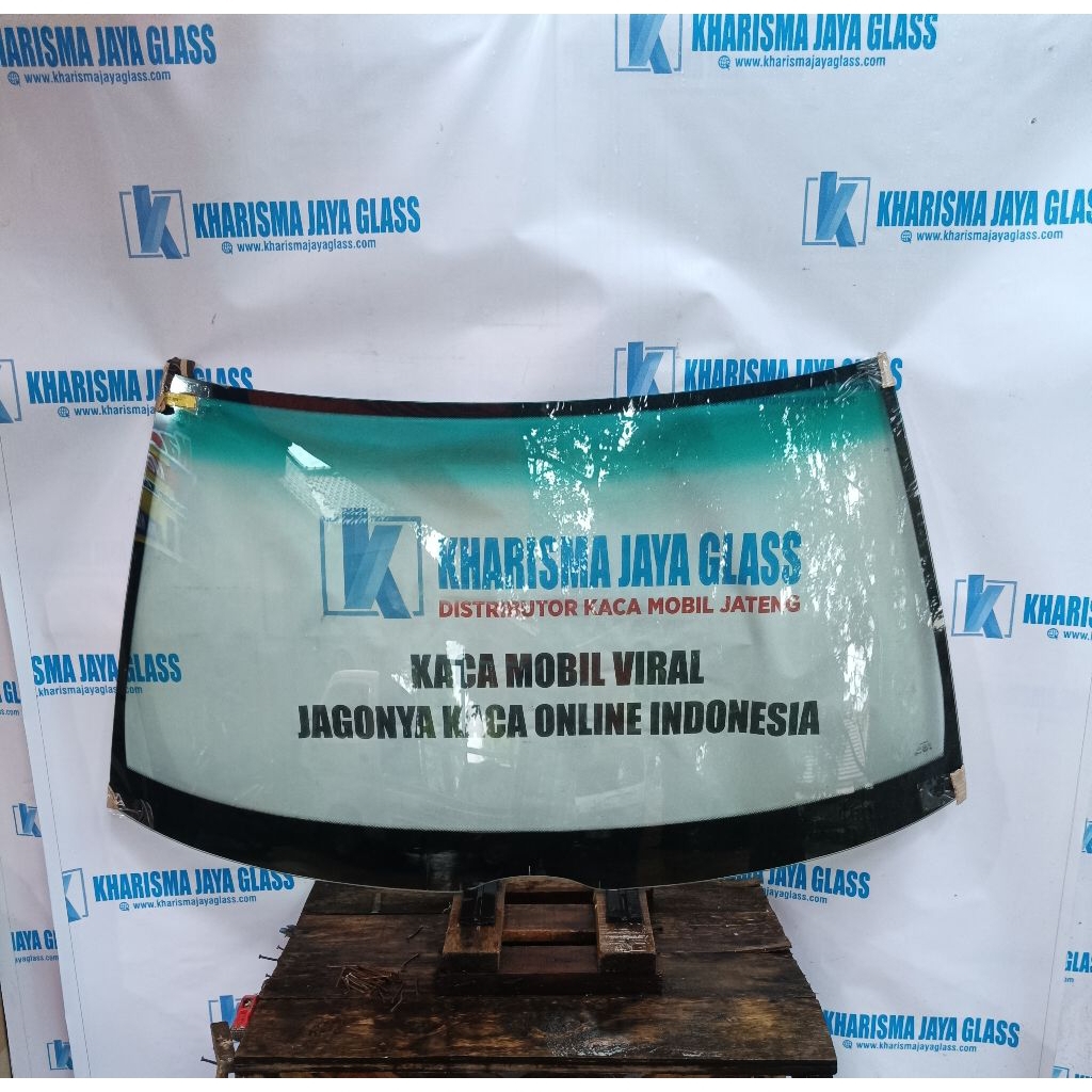 KACA DEPAN MERCEDES-BENZ W124