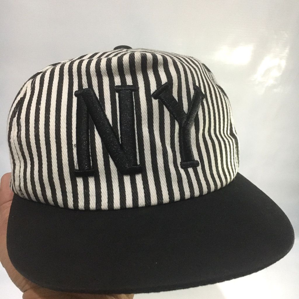 Topi Snapback NY Motif Garis Hitam Putih Original Import – Unisex Casual Streetwear