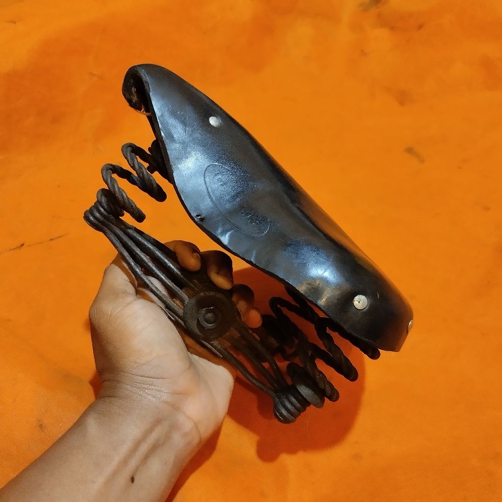 Sadel sepeda onthel kuno klasik nyaman dipakai
