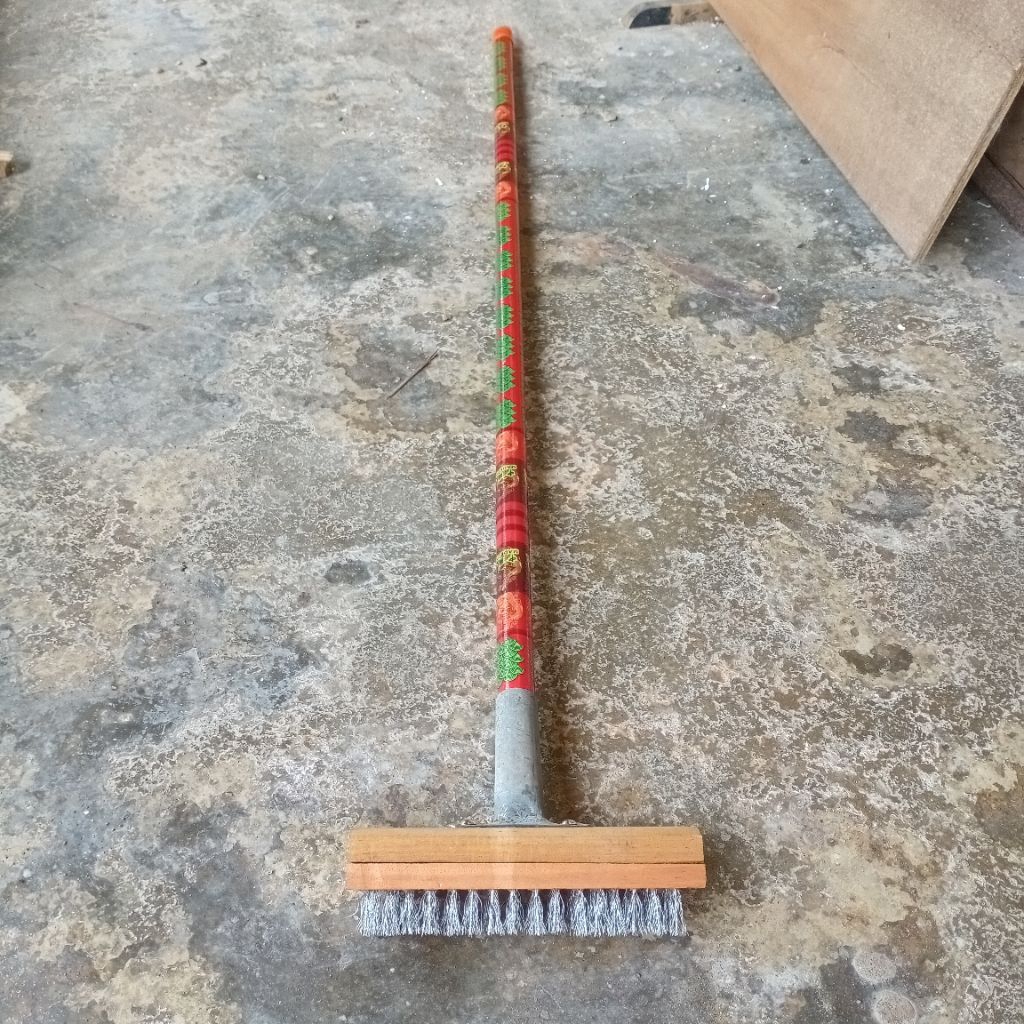 sikat kawat gagang panjang/sikat kawat baja perbersih lumut