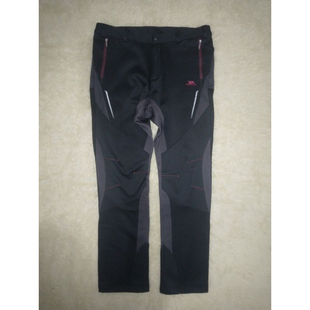 CELANA OUTDOOR TRESPASS