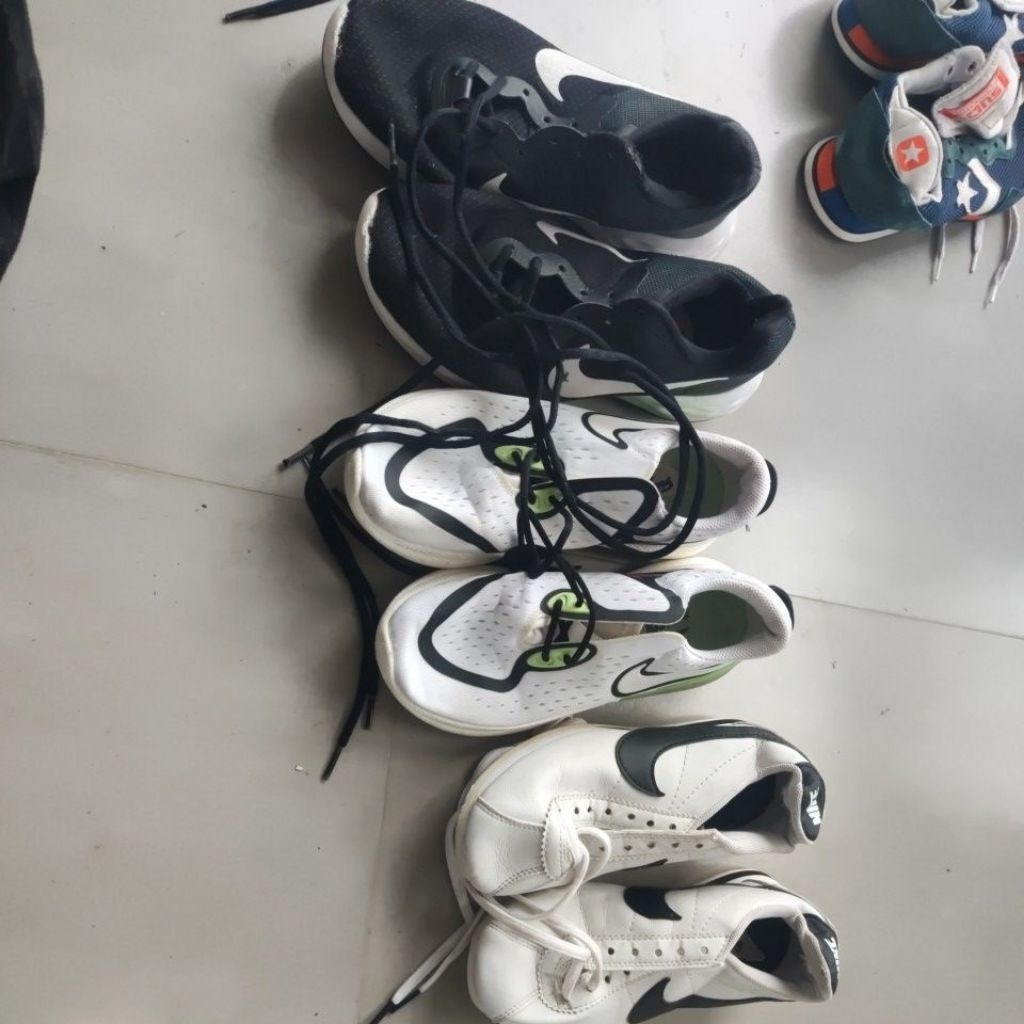 sepatu Nike bekas pakai