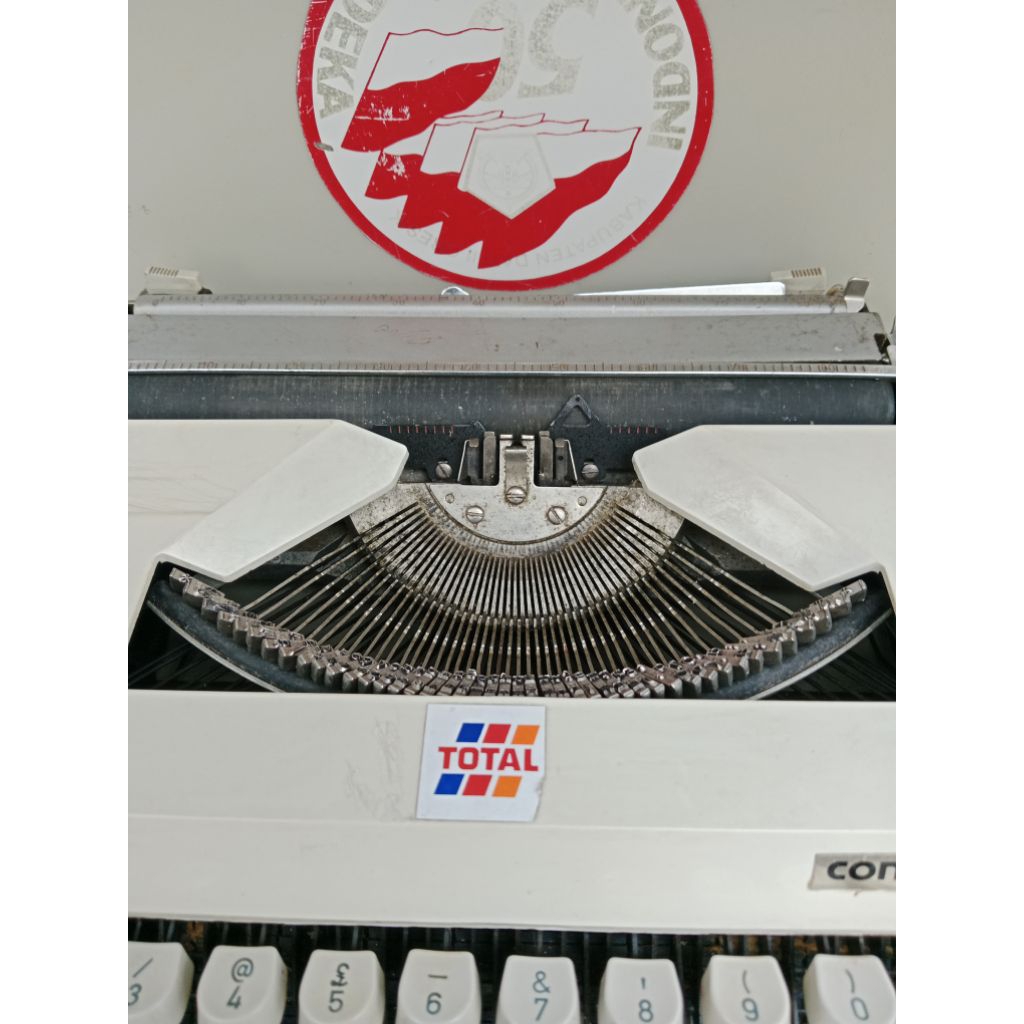 Mesin Ketik Portabel Triumph-Adler Contessa 2 de luxe (Putih)