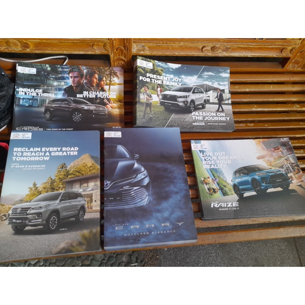Brosur Leaflet Toyota Fortuner, Corolla Cross, Camry, Innova Reborn, Raize