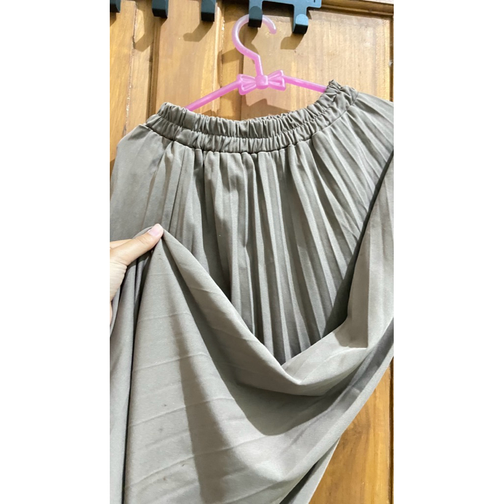 preloved rok plisket premium moca