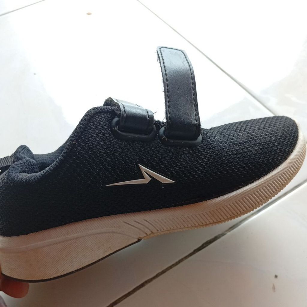 sepatu anak SD Merk ando warna hitam