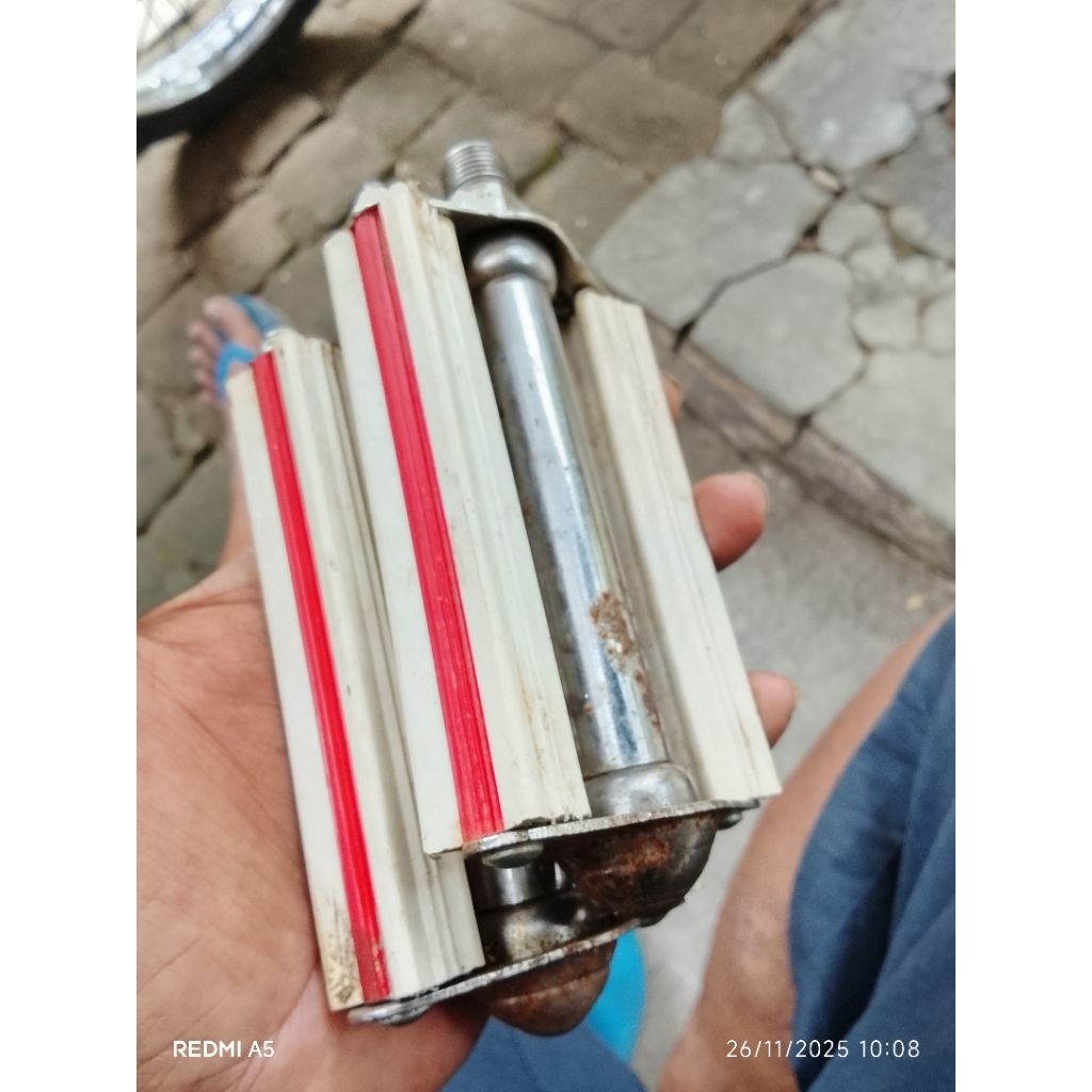 pedal sepeda onthel putih merk ali