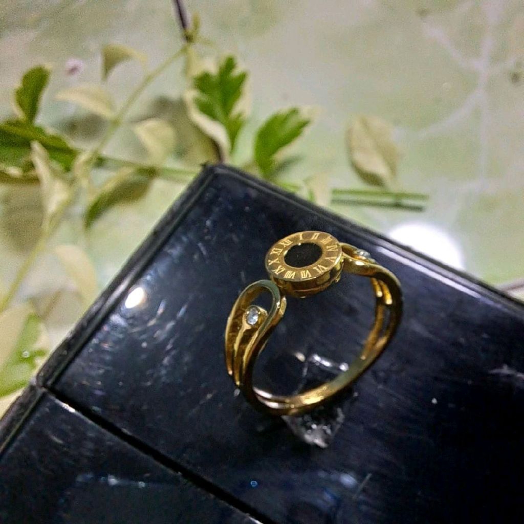 Cincin Titanium Bulat Bertulis Huruf Romawi Anti Karat dan Anti Luntur