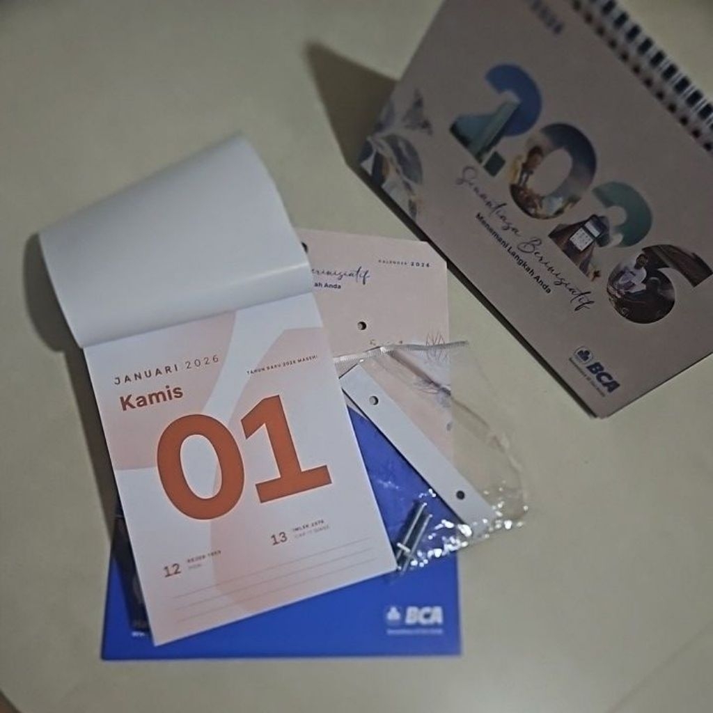 kalender harian/ meja bca hsbc 2026