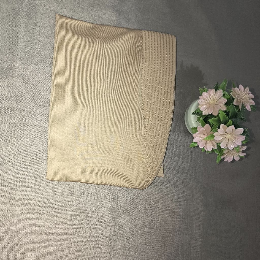 [PRELOVED] Bergo Daily Azalea Jersey SF Hijab Size M Vanilla