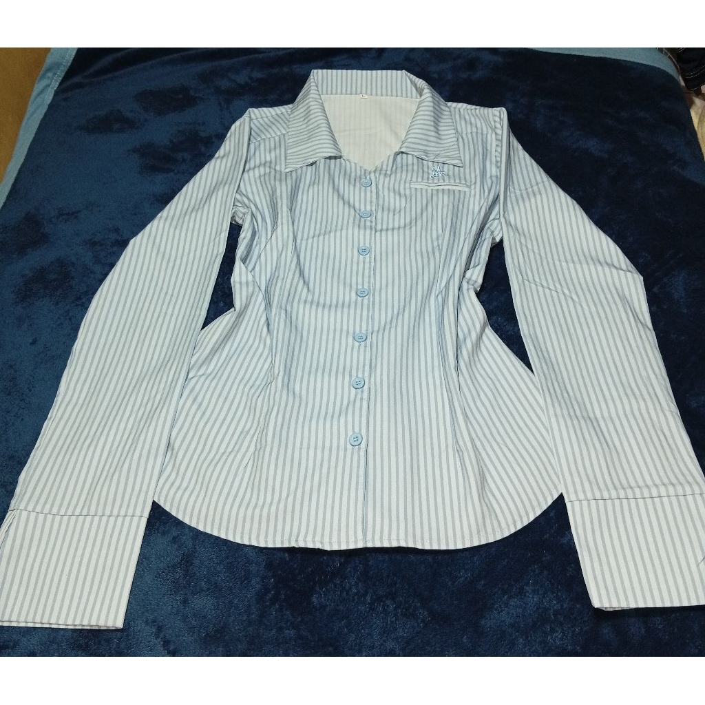 Kemeja slim fit wanita