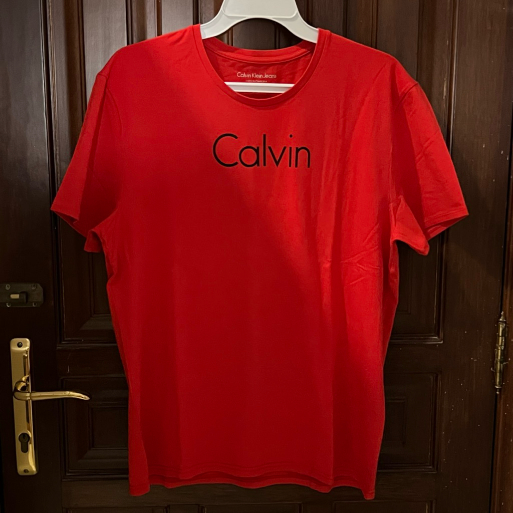 Kaos calvin klein merah size XL second preloved