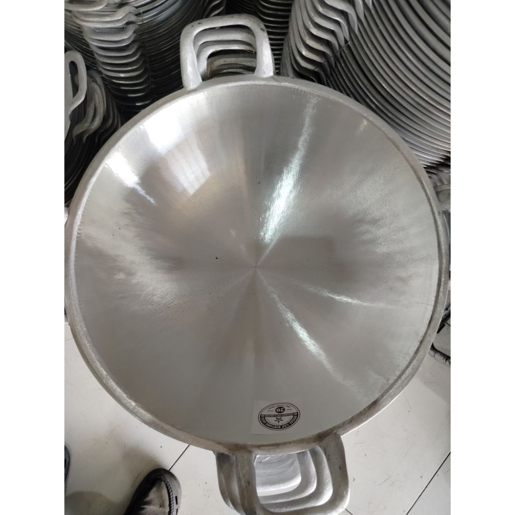 no 20 . Diameter : 50 cm . kapasitas : 8-10 kg.  Jenis: Wajan kuali ceper (permukaan datar, tepi ren