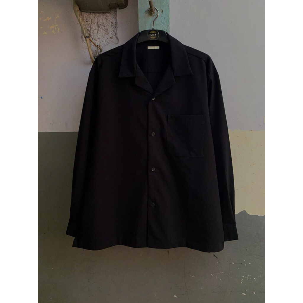 kemeja lengan panjang hitam GU size L preloved