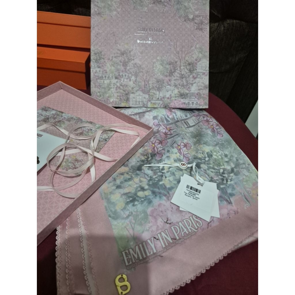 Buttonscarves Satin The parisian Emily in Paris - Aimer