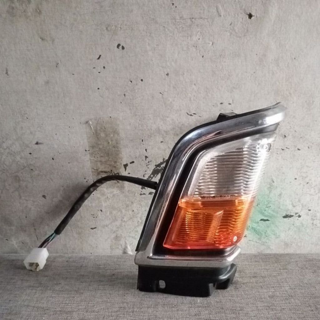 Mitsubishi GALANT GALLANT  SIGMA 1978 1979 LAMPU SEN CORNER - Kanan Only