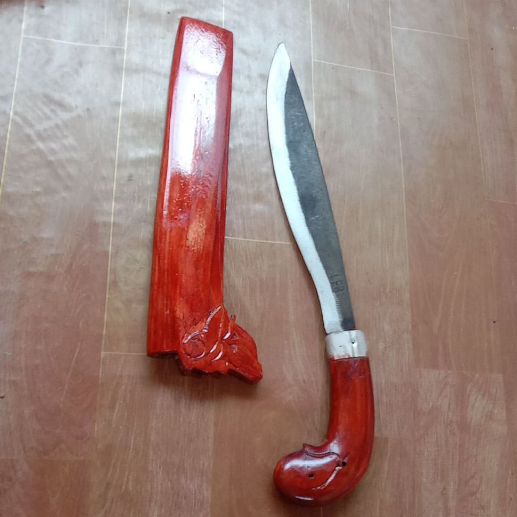 pisau pendek merah
