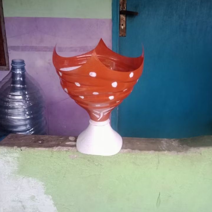 PRAKARYA/POT BUNGA TANAMAN DARI GALON BEKAS