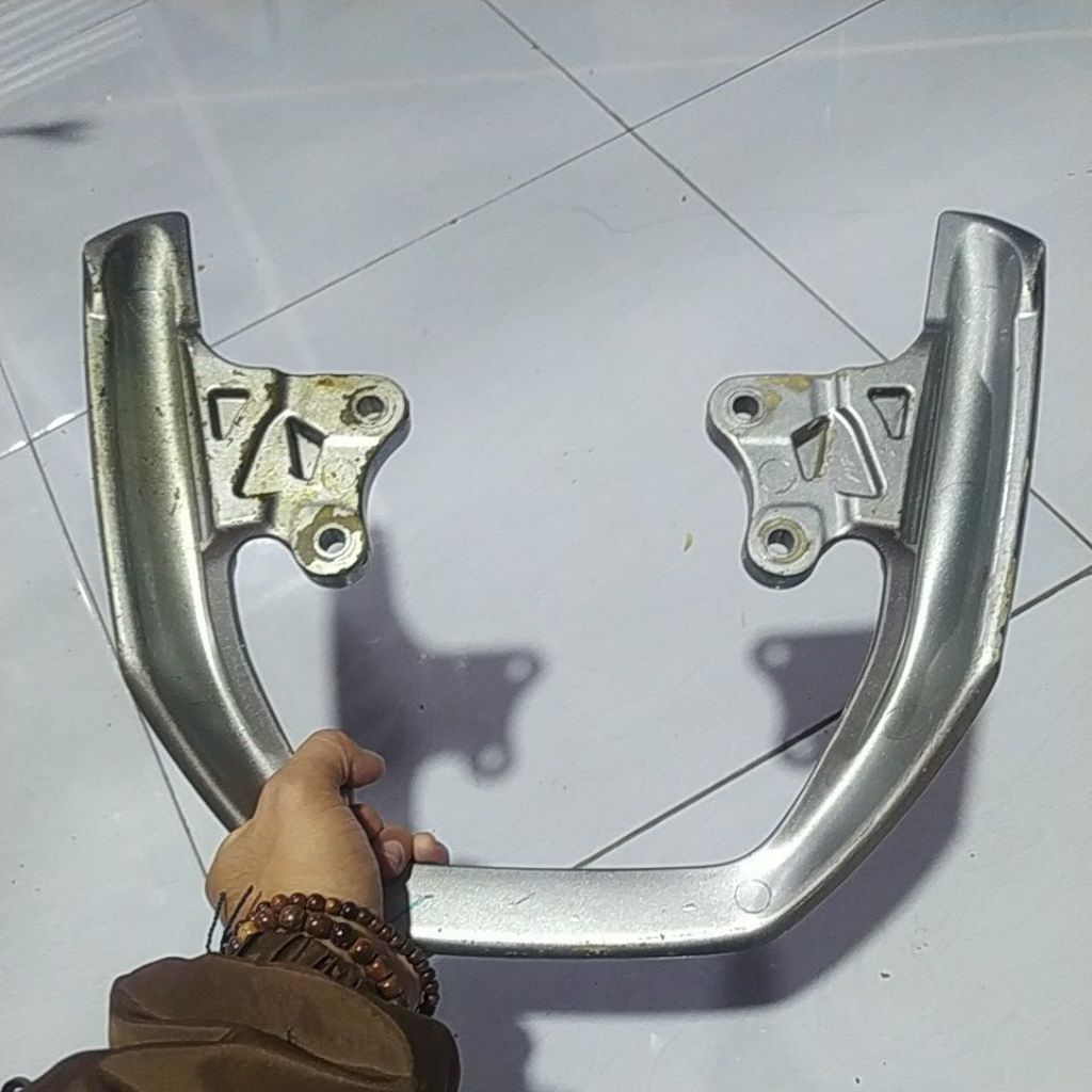 behel begel pegangan jok belakang Honda Megapro monoshock original