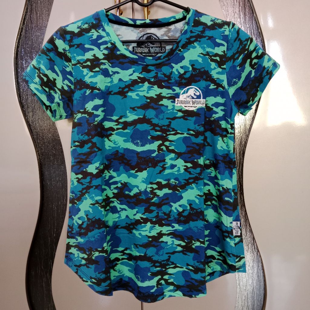 Kaos Tahirt Wanita Dinosaurus Jurassic World Univesal Studios Singapore Original ukuran M