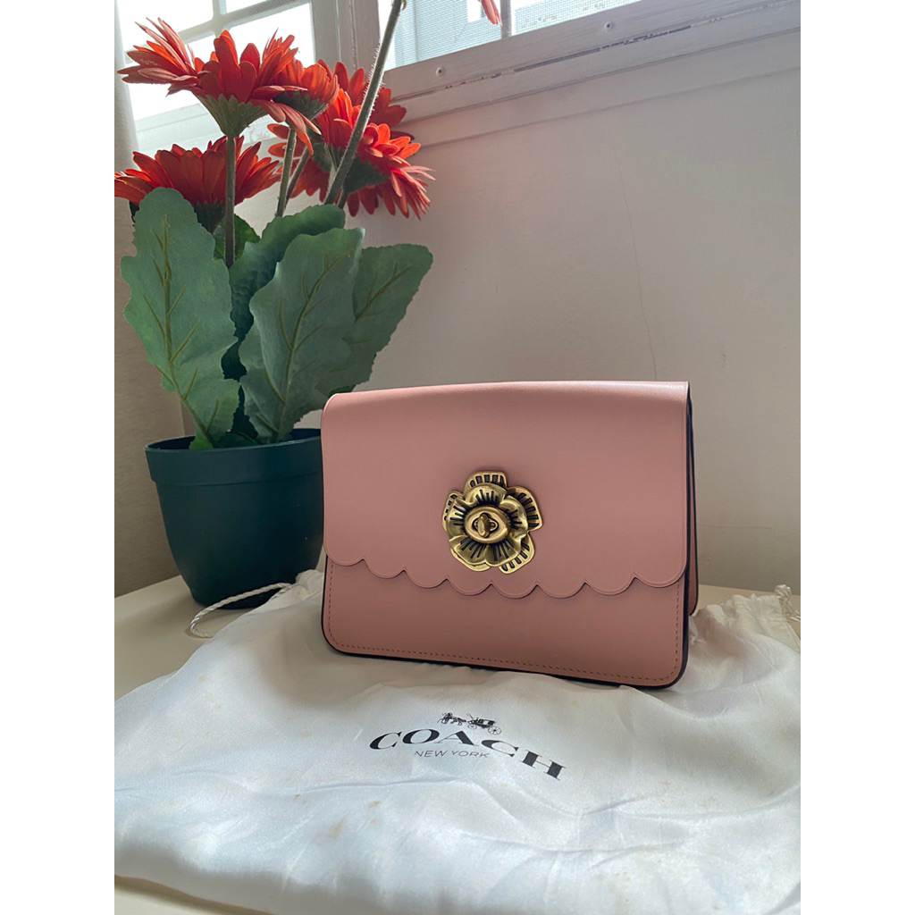 Preloved Excellent Coach Bowery Mini Crossbody Bag with a Tea Rose Turnlock Closure