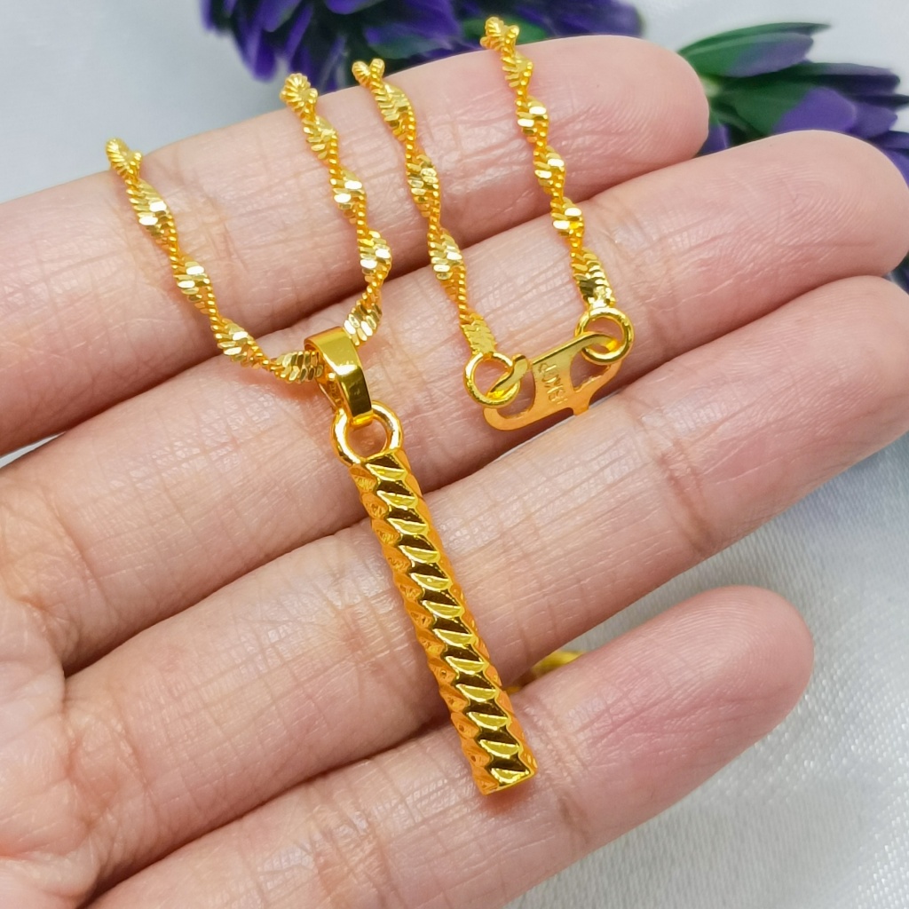 Kalung berbentuk batangan emas berlapis emas 24 karat baru dari Hong Kong.
