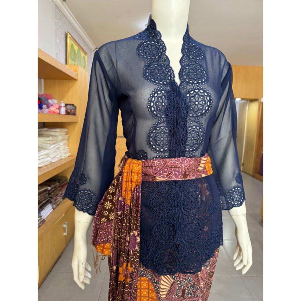 kebaya bordir sifon ( Motif roda)