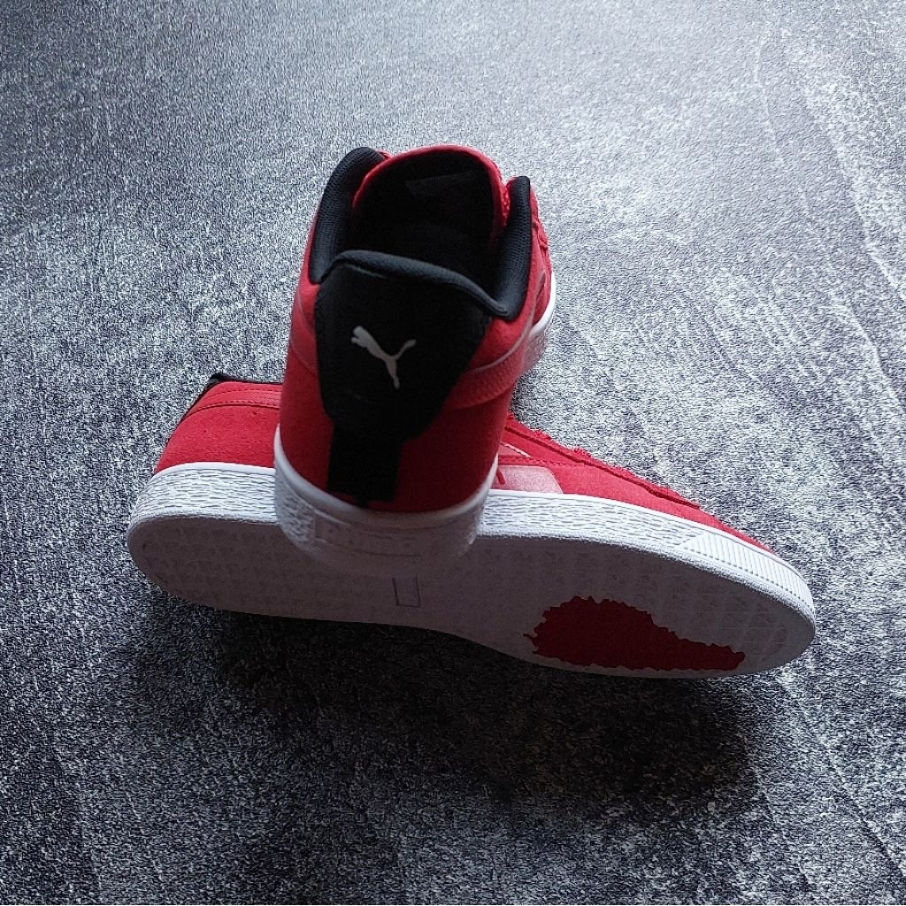 Sepatu Ferrari merah