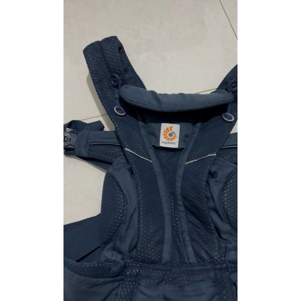 Ergobaby omni breeze navy preloved