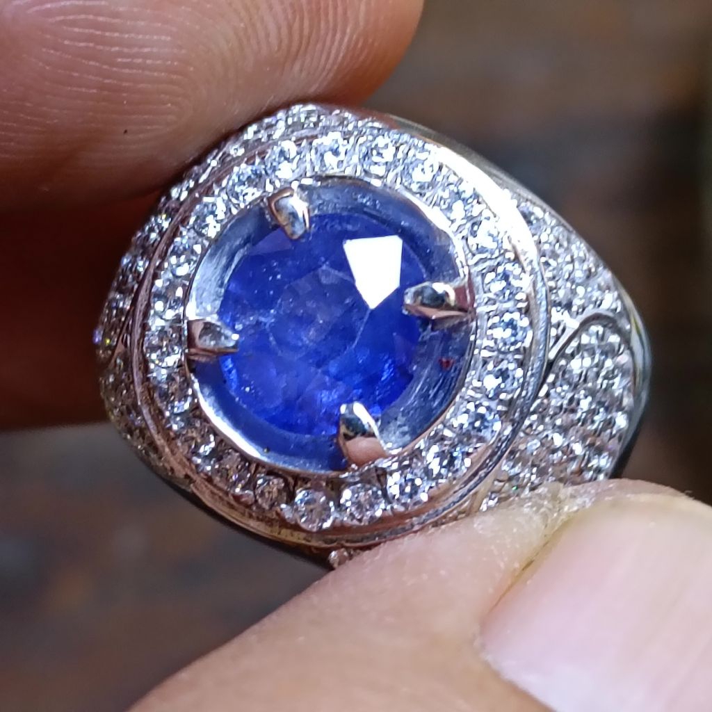 blue sapphire Ceylon royal blue