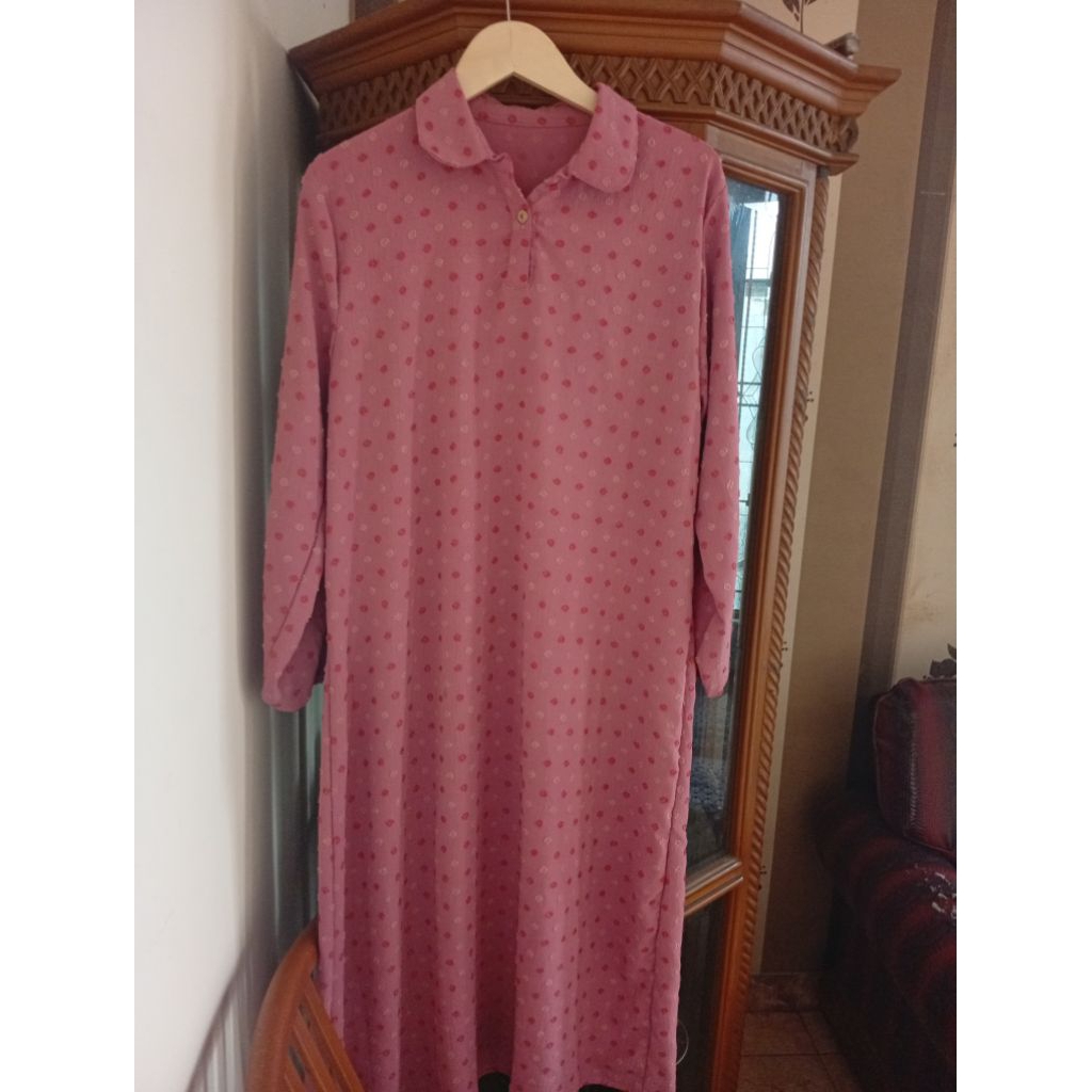 Gamis muslimah modern atau maxi dress  dengan motif polkadot kecil, kerah berkancing, dan lengan pan