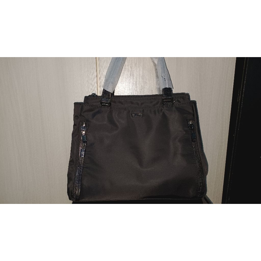 Tas selempang wanita tumii valettaa black tas bahu