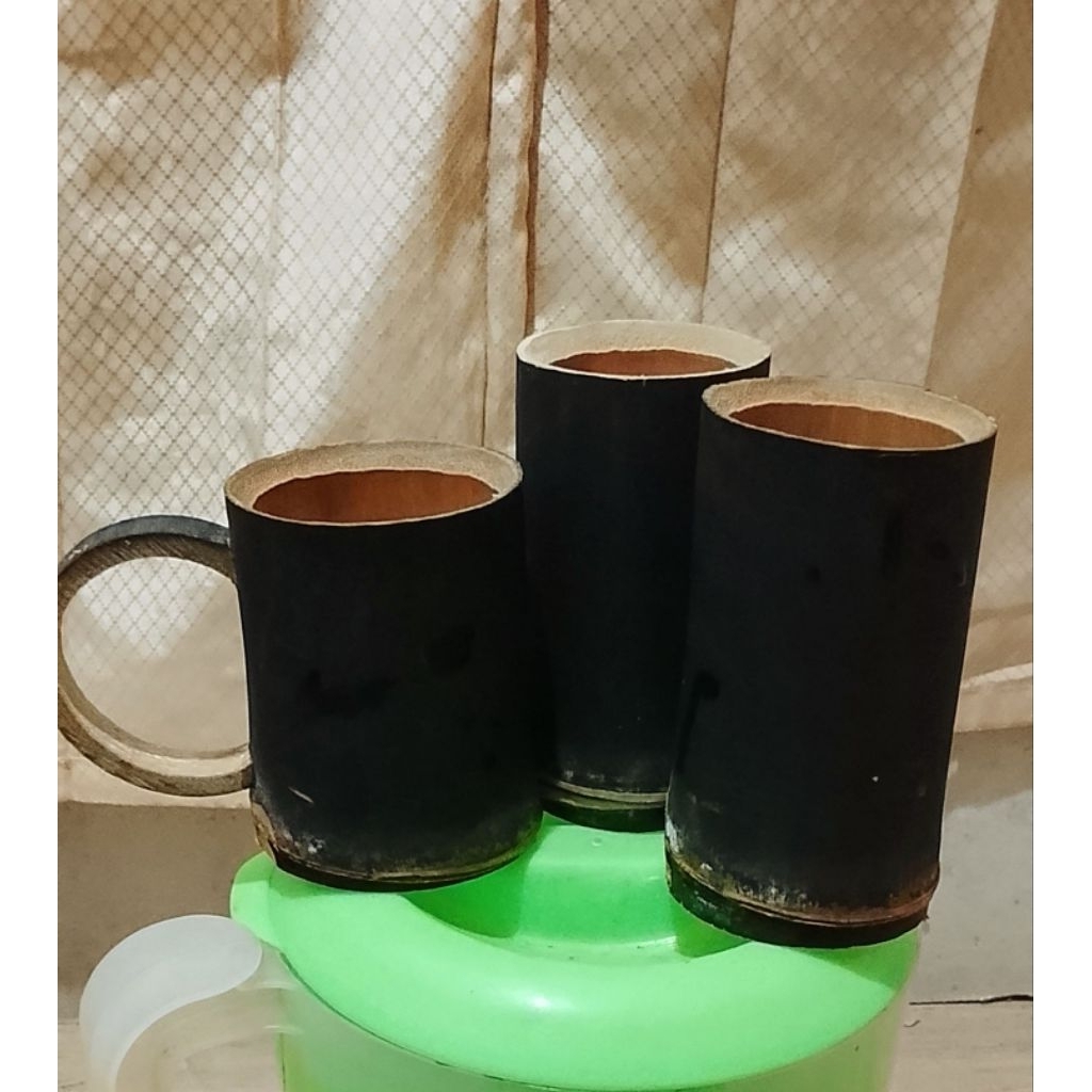 gelas dari bambu hitam asli..unik klasik mantap buat nyeduh kopi alami.isi 3 pcs