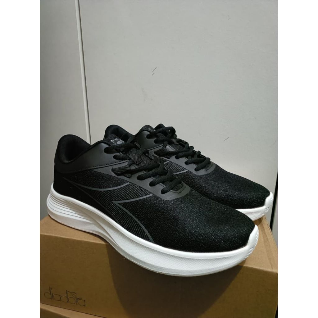 Sepatu hitam Diadora