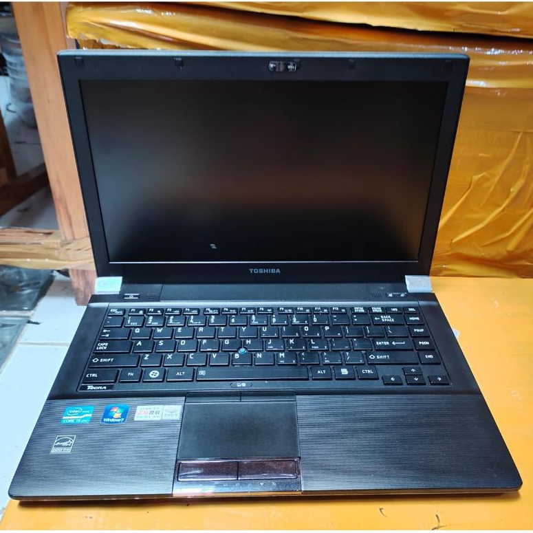 Toshiba R830 / R731.. core i3 gen 2. camera wifi. Layar 13 mulus